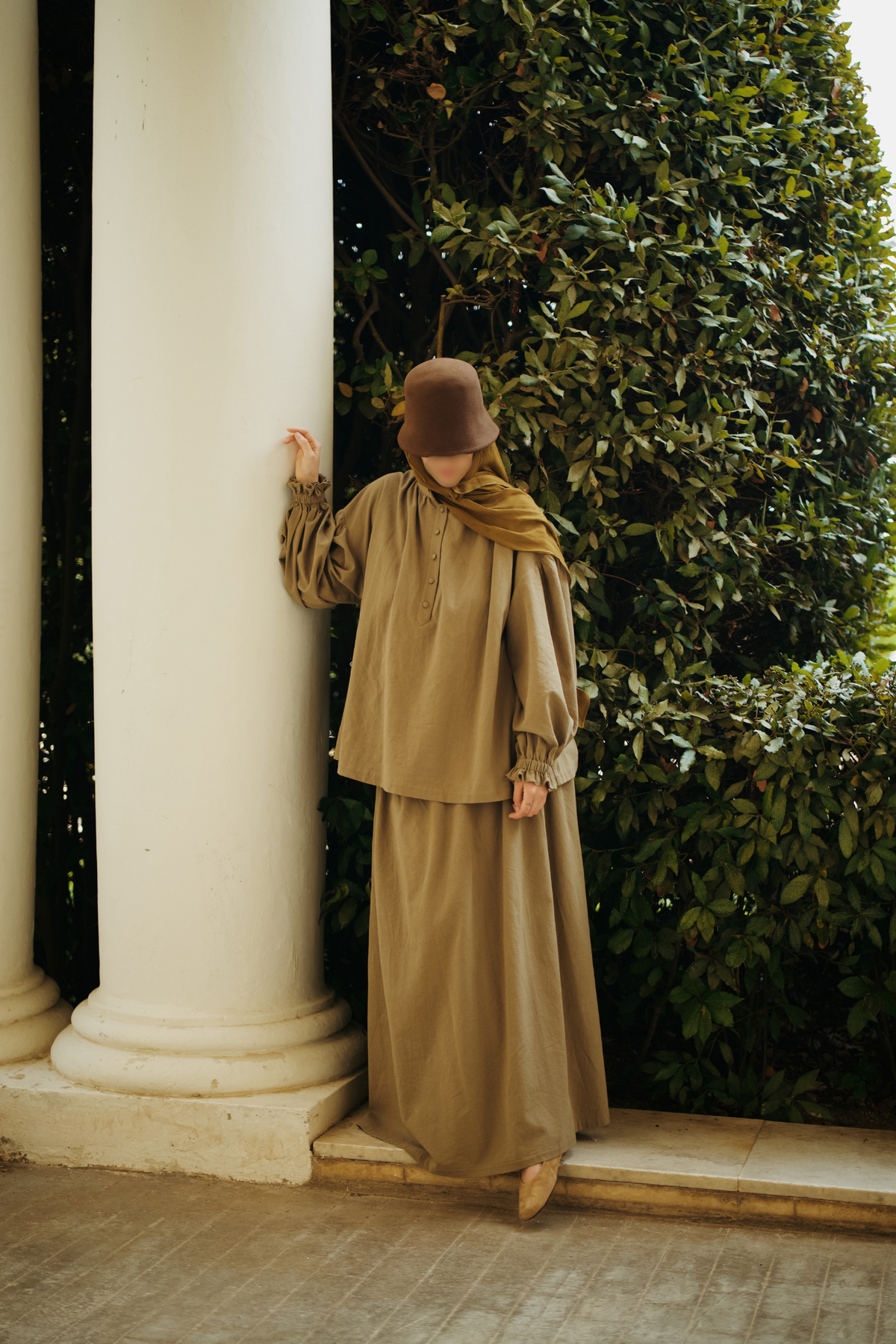 L’Ancienne Set in Sage, full silhouette beside a column