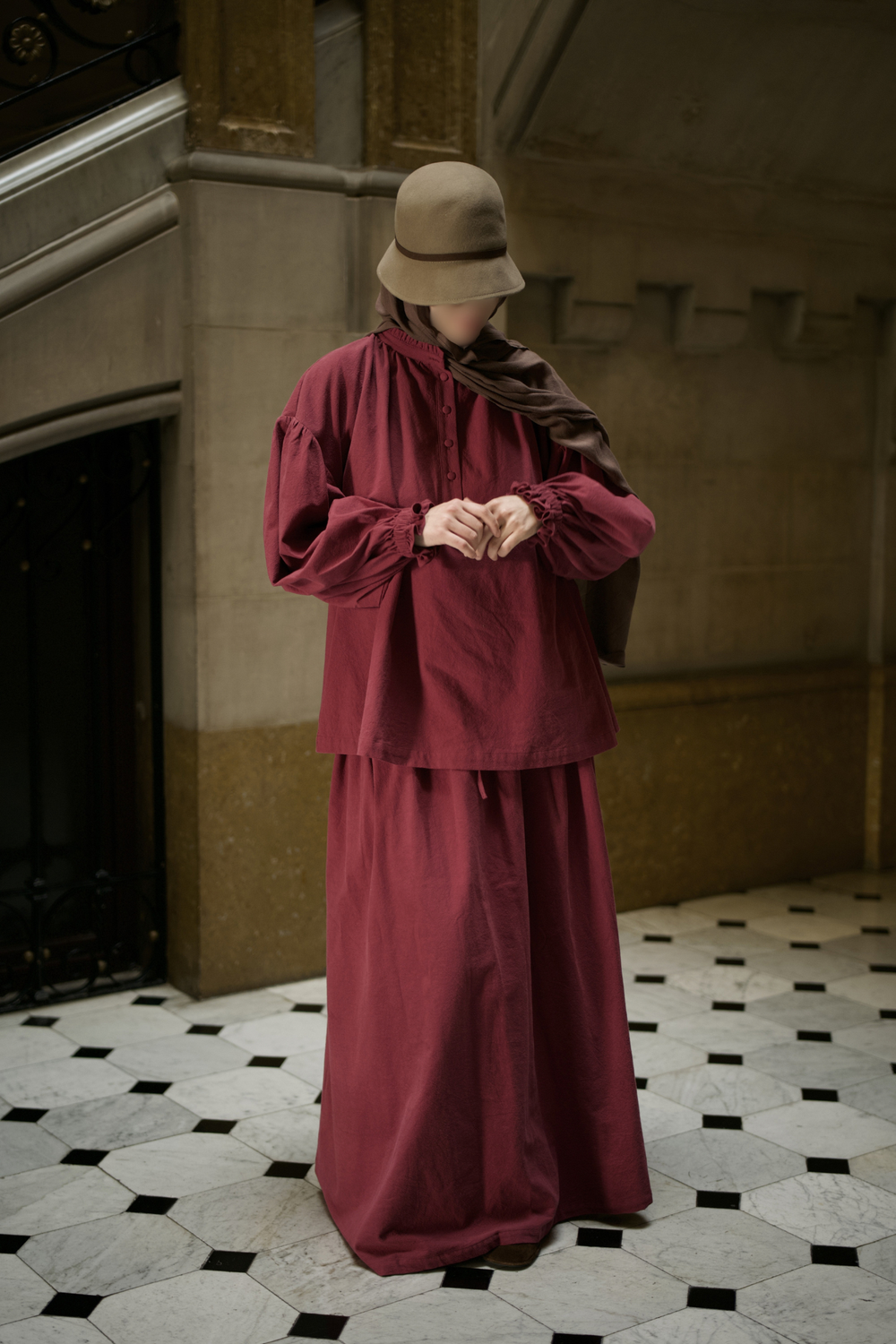 L’Ancienne Set in Mulberry, Vorderansicht neben einer Treppe #Color_Mulberry
